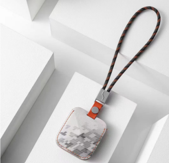 To‘q sariq va oq rangdagi kalit g‘ilofi lanyard bilan.