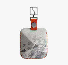 To‘q sariq va oq rangdagi avtomobil kaliti uchun g‘ilof.